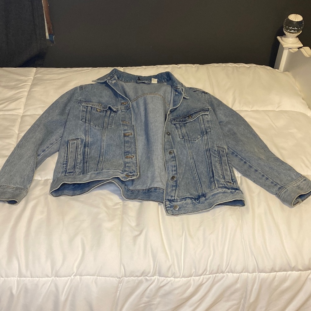 H & M light washed Jean jacket 💙